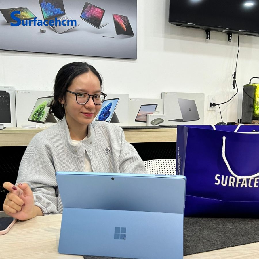 Khách hàng mua Surface Pro 9