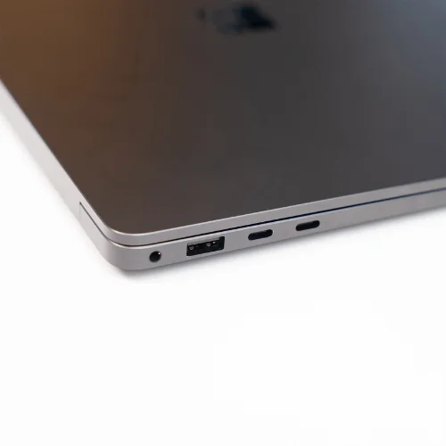 Các cổng kết nối trên Surface Laptop 7 X Plus 16GB 512GB màu Black