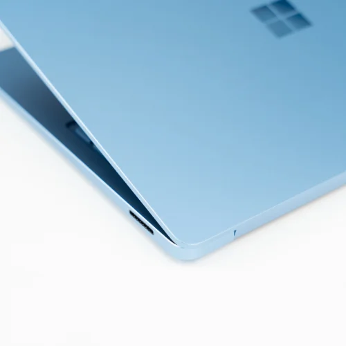 Cổng surface connect trên Surface Laptop 7 X Plus 16GB 512GB màu Sapphire