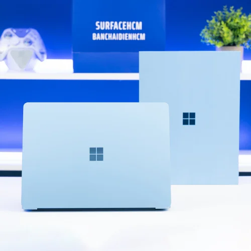 Mặt sau của Surface Laptop 7 X Plus 16GB 512GB màu Sapphire