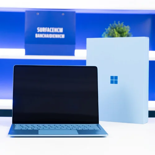 mặt trước của Surface Laptop 7 X Plus 16GB 512GB màu Sapphire