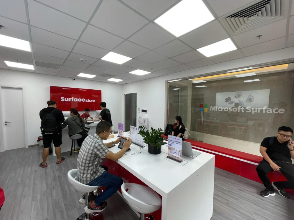 Khách hàng xem thiết bị Surface tại cửa hàng Surface Store