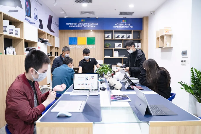 Khách hàng xem thiết bị Surface tại cửa hàng Surface Việt