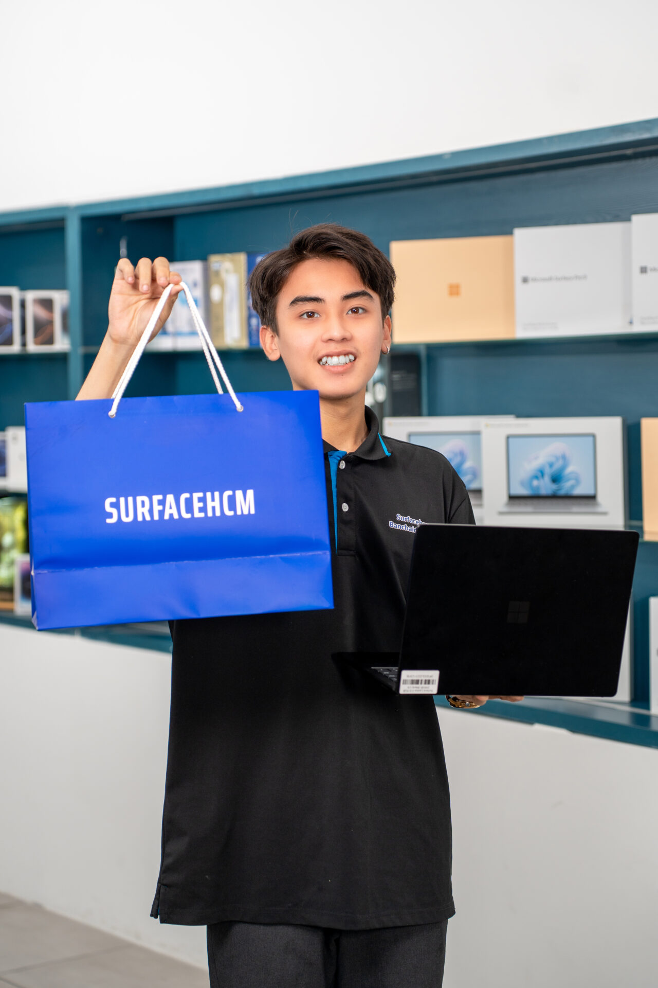 Ngô Quyền chăm sóc khách hàng tại Surfacehcm