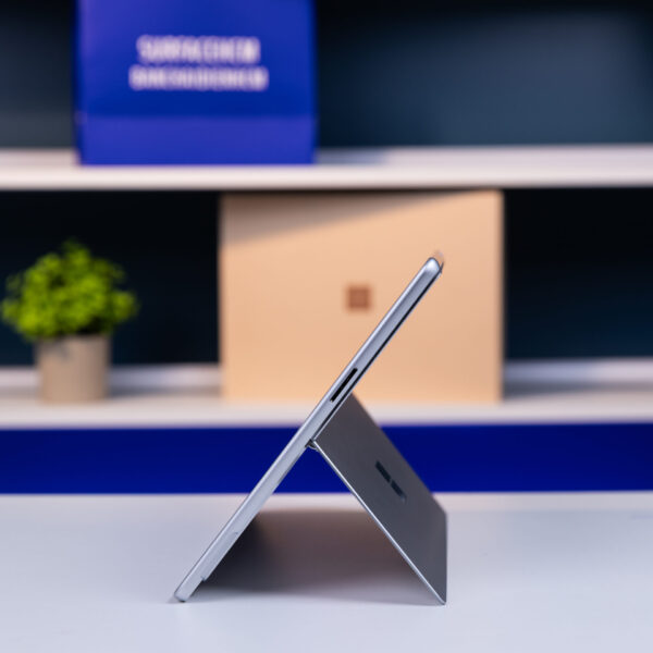 Surface Pro 12 Snapdragon X2 Plus 16GB 256GB Platinum cổng sạc