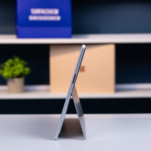 Surface Pro 12 Snapdragon X2 Plus 16GB 256GB Platinum mặt hông