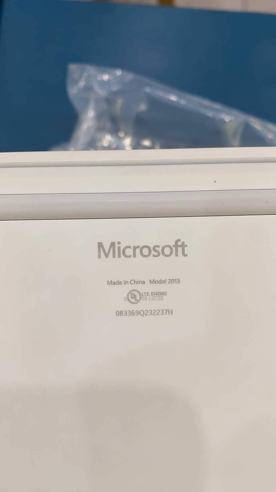 Ảnh minh họa vị trí Serial Number trên máy Surface
