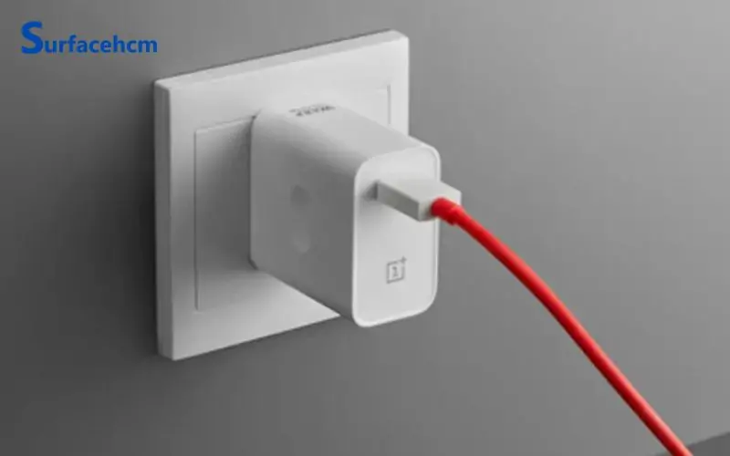 Kết nối cáp sạc với nguồn điện