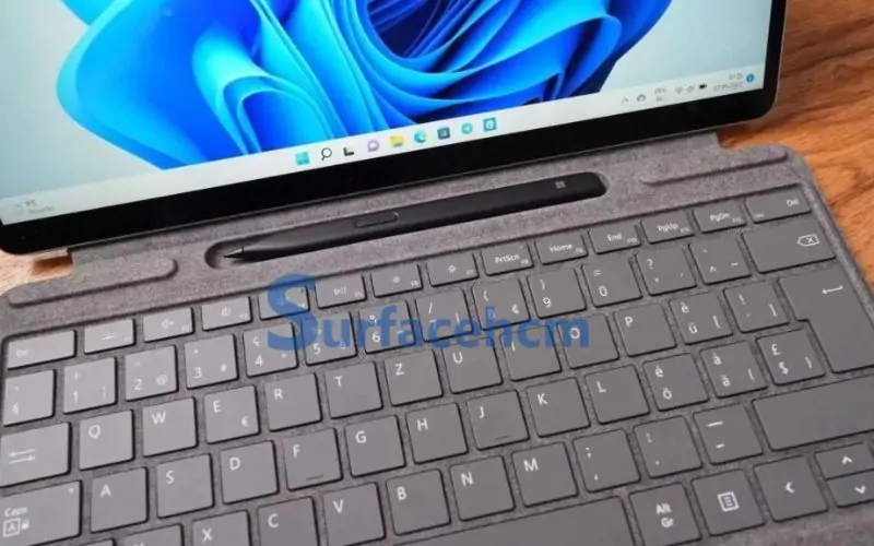 Khe đặt bút tích hợp trên bàn phím surface