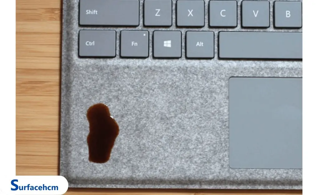 Vết bẩn vơi lên phím Alcantara