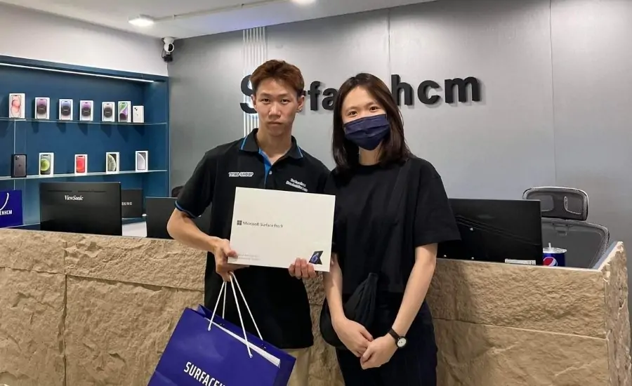 khách hàng mua sản phẩm tại của hàng Surfacehcm