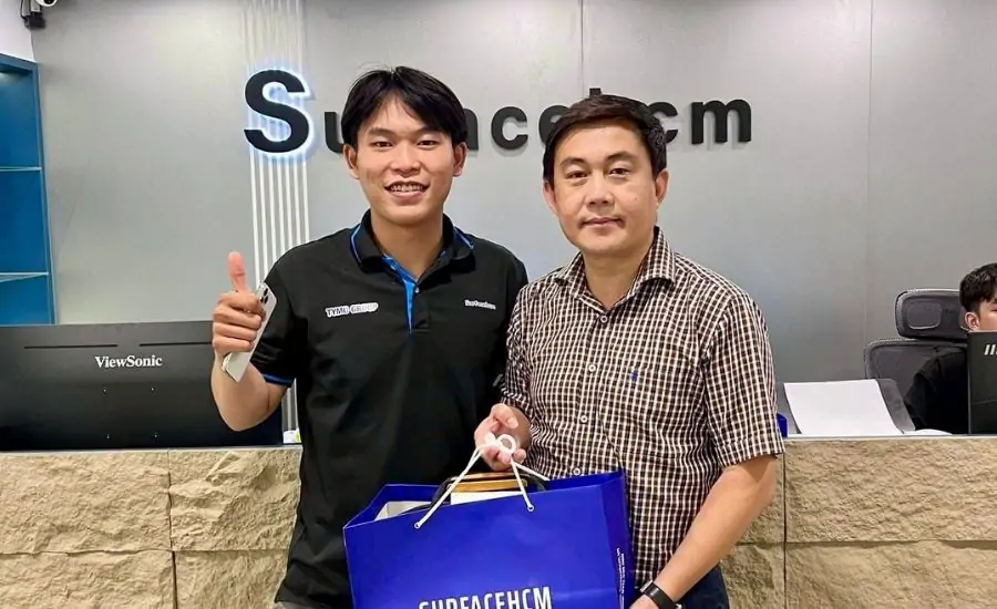 khách hàng mua Surface Laptop 6 Intel Ultra 7 165H 32GB 512GB 15″ tại cửa hàng