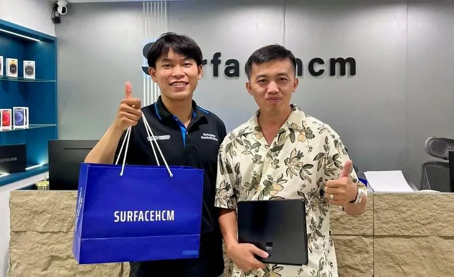 khách hàng mua Surface Laptop 6 Intel Ultra 7 165H 32GB 512GB 15″ tại cửa hàng