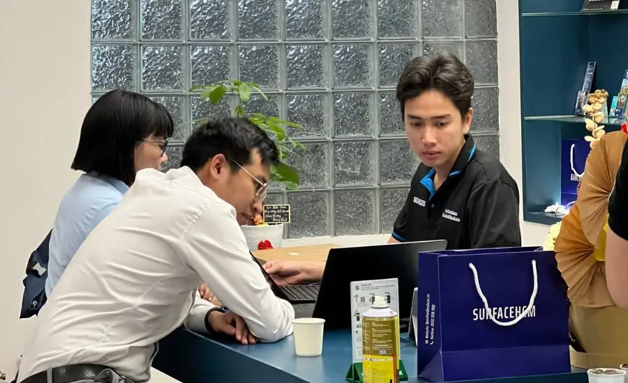 khách hàng mua sản phẩm tại của hàng Surfacehcm