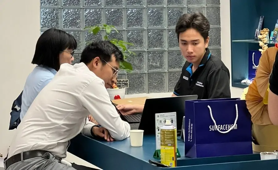 khách hàng mua Surface Laptop 6 Intel Ultra 7 165H 32GB 512GB 15″ tại cửa hàng