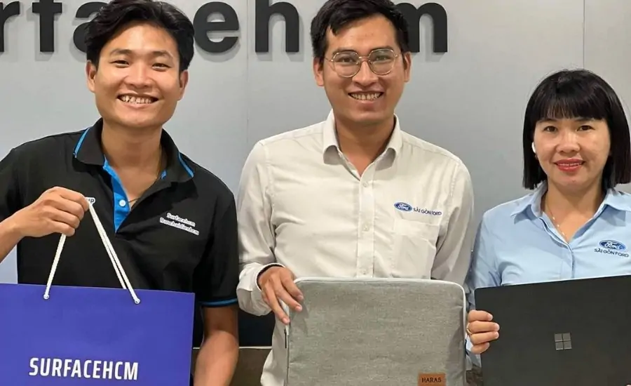 khách hàng mua sản phẩm tại của hàng Surfacehcm