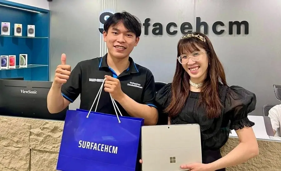 khách hàng mua Surface Laptop 6 Intel Ultra 7 165H 32GB 512GB 15″ tại cửa hàng