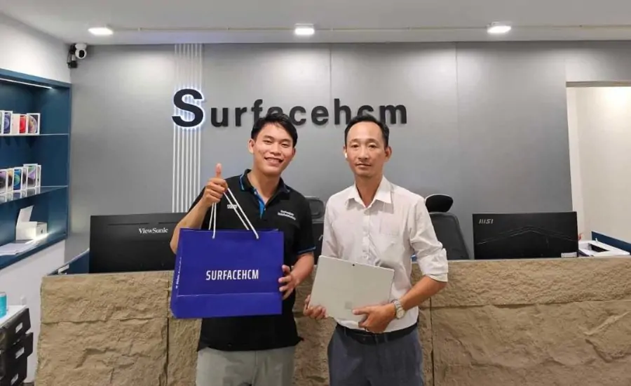khach hang tai cua hang surfacehcm 2