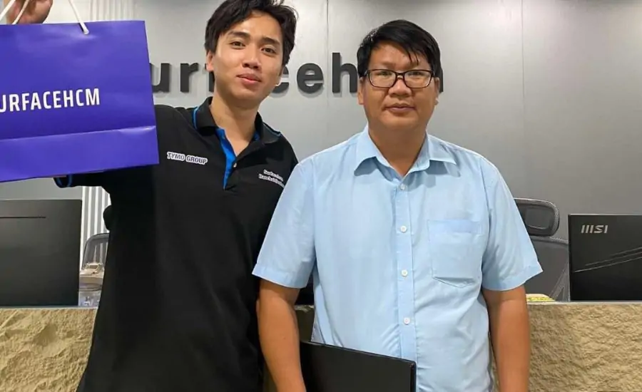 khach hang tai cua hang surfacehcm 4